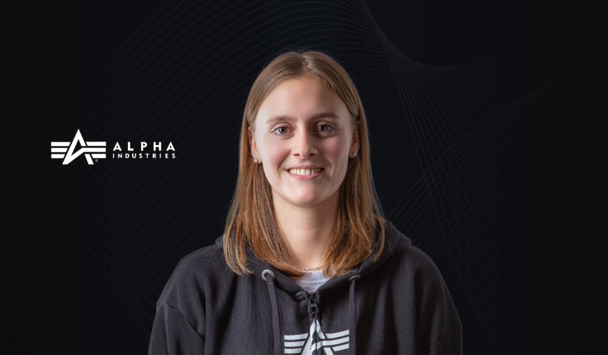 Julia Boehmer und Alpha Industries Logo