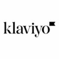 Klaviyo Logo in schwarzer Schrift auf weißem quadratischem Hintergrund, mit einem kleinen gefüllten Wimpel rechts oben am Wortende.